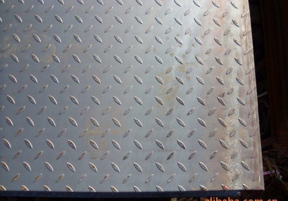 St37 ASTM A36 Checker Çelik Levha 10mm Kalın Siyah veya Gümüş Renk