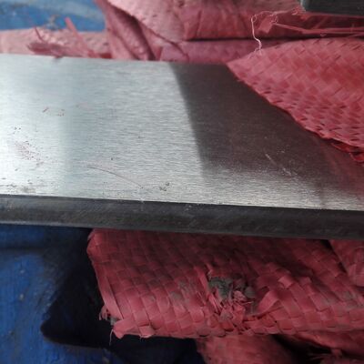 ASTM 276 TP316L Soğuk çekilmiş paslanmaz çelik düz çubuk 8 0 * 10 * 6000mm Saç çizgisi ile